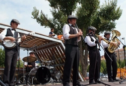 Espectacle - Vertmouth a la plaça Pau Picasso amb Royal Garden