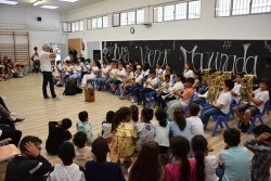 Un moment del concert dels infants del projecte Big Vent Marinada.