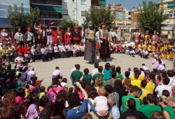 Dansa de la batalla, a la plaça de Joan Miró