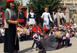 Dansa de la batalla, a la plaça de Joan Miró