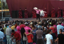 Demostració de Dansa i Música a la plaça de Pau Picasso