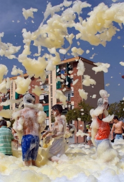 Parc infantil i Festa de l'Escuma a la plaça del Poble