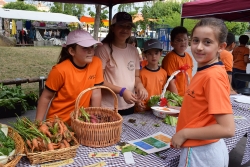 Paradeta de la cooperativa L'Hort de l'Àvia, de l'Escola Mogent.