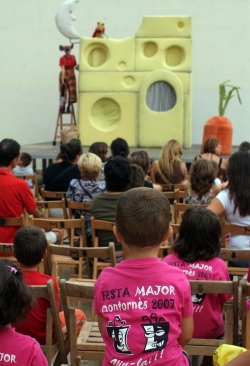 Teatre per a infants a la plaça de Margarita Xirgu