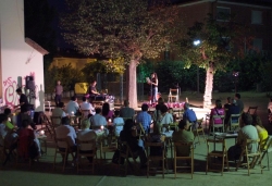 Recital poètic als jardins de Can Xerracan