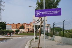 Senyal contra les violències masclistes i LGBTIfòbiques al carrer de Carles Riba.