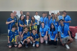 Alex Villa amb els seus companys i companyes de la selecció catalana. (imatge: Club d'Escacs Montornès)