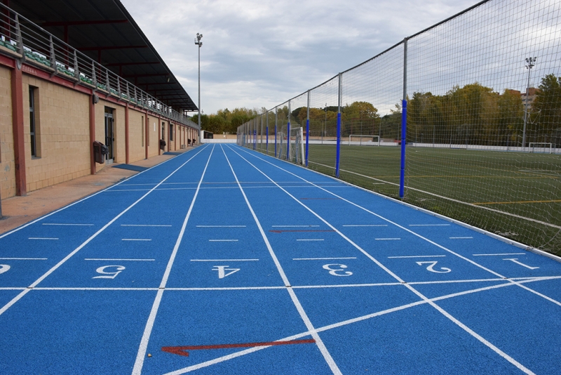 Pistes municipals d'atletisme a la Zona Esportiva Municipal Les Vernedes.