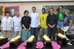 L'equip de pastissers de la pastissera Viñallonga amb l'alcalde, José A. Montero; la regidora de Cultura i Festes, Mercè Jiménez; i representants de les penyes Pere Anton i Els Bartomeus.