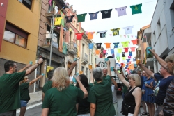 Brindis entre el veïnat "Som Estrellats".