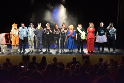 Final de la representació d'"El Petit Príncep... a Montornès", amb tots els personatges i membres de l'equip a l'escenari.