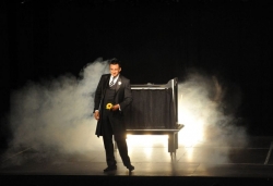 23 d'abril - Actuació del Mag Lari al Teatre Municipal