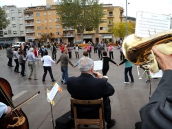 Ballada de sardanes (Imatge d'arxiu)