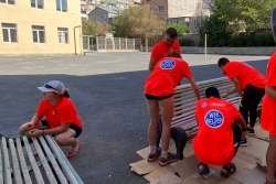 Taller de restauració de bancs en una escola d'Armènia