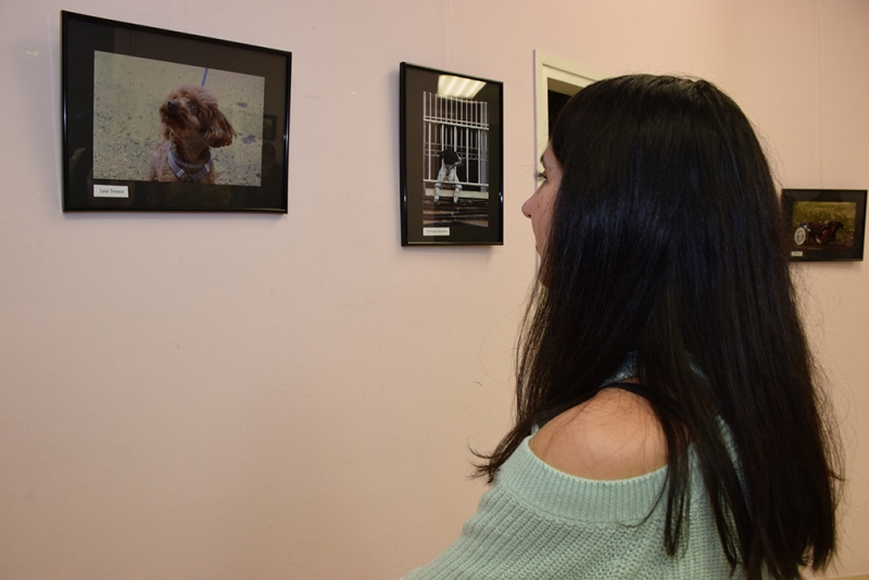 Una de les participants del ral·li mirant la seva fotografia.