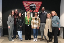 El regidor delegat de l'Àrea d'Acció Social, Jordi Delgado; la regidora de Joventut, Evelyn de la Rosa; i la directora de la Fundació Probitas, Anna Veiga i Lluch, amb professionals de Probitas i dels departaments municipals de Serveis Socials i Joventut.