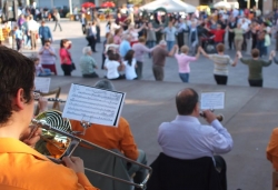 23 d'abril - Sardanes amb la Cobla Canigó