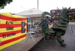 26 d'abril - II Festa del Drac a la plaça de Pau Picasso (la pluja va obligar a suspendre bona part dels actes)