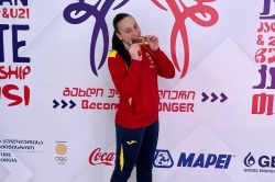 Judith Anguera amb la medalla de bronze a l'Europeu (imatge: Club Karate Montornès).