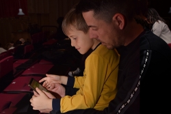 Un pare i el seu fill proven l'app FamilyTips.