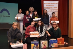 Representants de les cinc escoles del poble han recollit el lot de llibres cortesia de la Biblioteca. A la dreta, la narradora mOn mas, i al darrere, la regidora de Cultura i Festes, Mercè Jiménez.