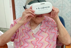 Gent gran amb les ulleres virutals del projecte "+ K Ciència" (Imatge: mesqueciencia.cat)