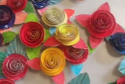 Roses de Sant Jordi elaborades per les persones usuàries del menjador social