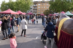 Vista de la plaça amb la figura del Bou del Centre d'Estudis en primer terme