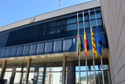 Banderes a mig pal, a la façana de l'Ajuntament