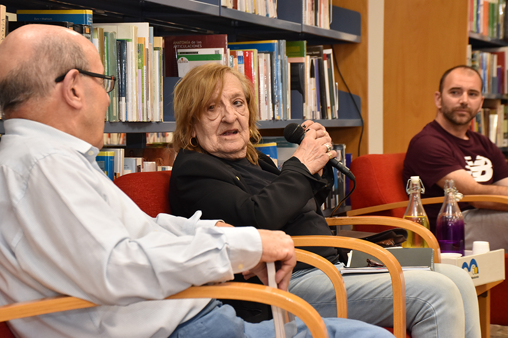 Poet Marta Pisarodonna is the guest of honor at the end of the poetry evenings at the library