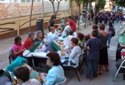 Els grallers arriben a al carrer de Jaume Balmes, a l'exhibició de puntaires