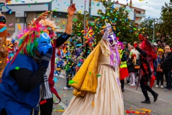 01/03/2025 - Rua de Carnaval.