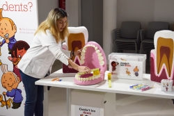 L'higienista bucodental de l'EAP Montornès-Montmeló fent una demostració d'un correcte raspallat de les dents.