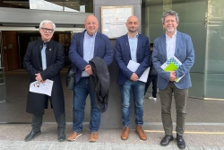 D'esquerra a dreta, Jordi Pereda, Pere Rodríguez, Joan Manel Verdaguer, i José A. Montero, a la porta del Departament de Territori, Habitatge i Transició Ecològica de la Generalitat
