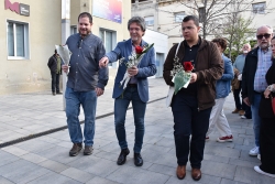 Ofrena floral a les plaques Stolpersteine.