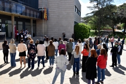 Minut de silenci al davant de l'Ajuntament.