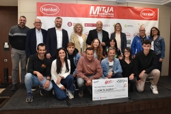 Foto de grup amb esportistes guanyadors/es i representants d'entitats, municipis i empreses.