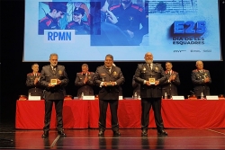 Moment del lliurament dels reconeixements. A l'esquerre, Enric Olmo, Inspector i cap de la Policia Local de Montornès.
