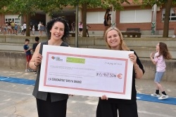 La directora de l'Escola Can Parera, Rosa María Caballero, i la responsable d'Iniciatives Solidàries de la Fundació Josep Carreras, Marta Giménez.