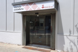 Entrada de l'edifici municipal d'atenció a la ciutadania al carrer de Sant Isidre.