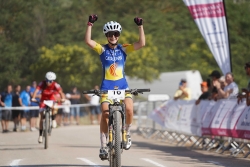 La ciclista Laia Rodríguez, creuant la línia de meta. (Imatge: Real Federación Española de Ciclismo)