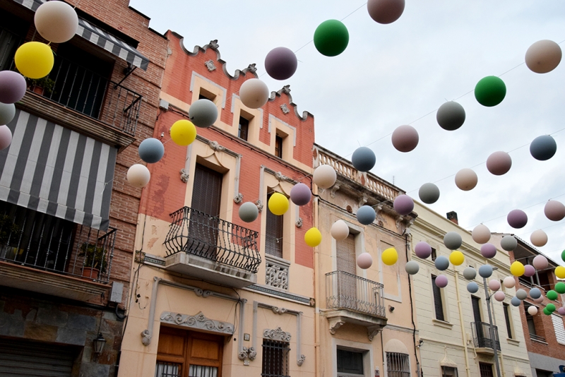 Carrer de l'Estrella guarnit amb globus.