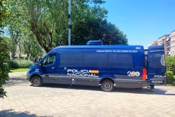 Vehicle Integral de Documentació (VIDOC) de la Policia Nacional, al davant de l'Ajuntament.