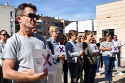 Concentració i munut de silenci al davant de l'Ajuntament.