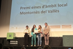 Representants del projecte "Teixint Vincles", de la cooperativa Mandràgores, amb l'alcalde, José A. Montero, recollint el guardó.