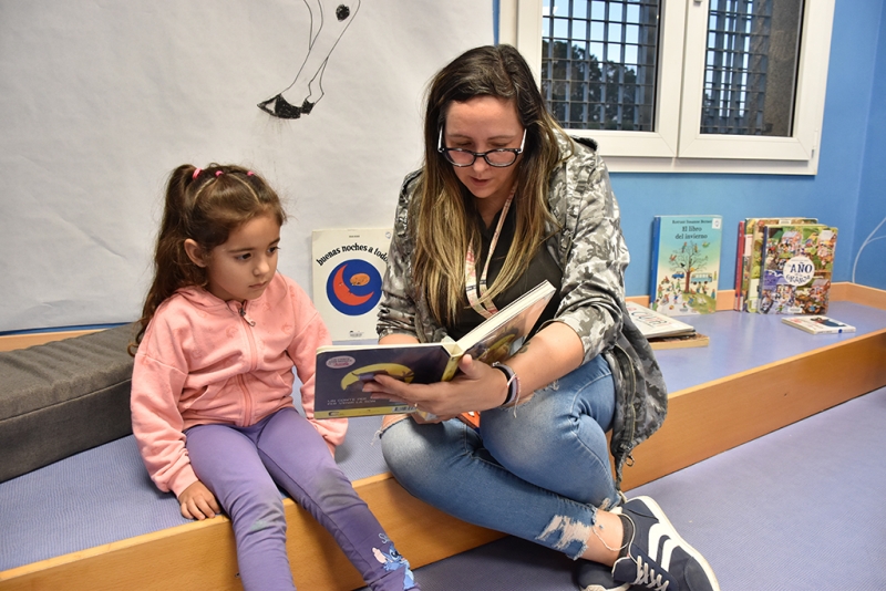 Usuàries de la Biblioteca a la tarima de la sala infantil.