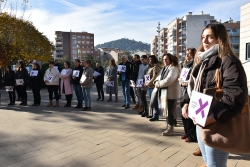 Concentració i minut de silenci al davant de l'Ajuntament pel feminicidi de l'Hospitalet de Llobregat.