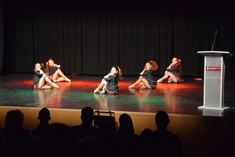 Actuació d’alumnes de l’escola de dansa Studio Danza Maestre.