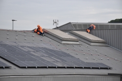 Treballs d'instal·lació de plaques fotovoltaiques al Teatre Margarida Xirgu.