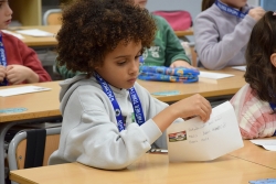 Cada infant ha rebut una carta d'un altre nen o nena de Gàmbia.